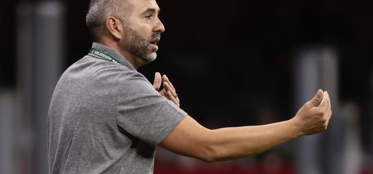 El seleccionador de México Pedro López dirige durante un partido clasificatorio para la Copa Oro W 2024 entre México y Puerto Rico realizado en el estadio Azteca de la Ciudad de México (México). Imagen de archivo. EFE /José Méndez