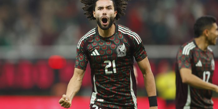 César Huerta de México celebra un gol en el Estadio Akron, en Guadalajara (México). EFE/ Francisco Guasco