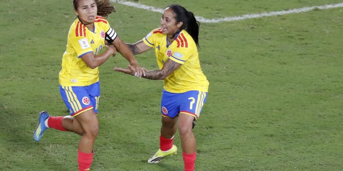 Leicy Santos (i), de Colombia, celebra el gol que anotó ante Venezuela en la Liga de Naciones Femenina en Cali. EFE/Ernesto Guzmán