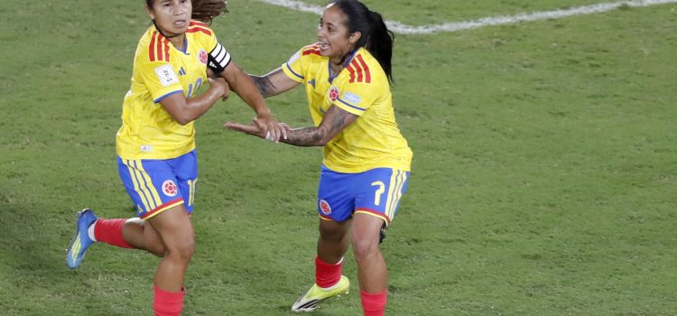 Leicy Santos (i), de Colombia, celebra el gol que anotó ante Venezuela en la Liga de Naciones Femenina en Cali. EFE/Ernesto Guzmán