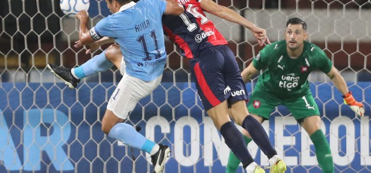 Irven Ávila (i), de Sporting Cristal, disputa el balón con Lucas Quintana (c), de Cerro Porteño, en un partido de la fase de grupos de la Copa Libertadores entre Sporting Cristal y Cerro Porteño en el estadio Nacional de Lima (Perú). EFE/Paolo Aguilar