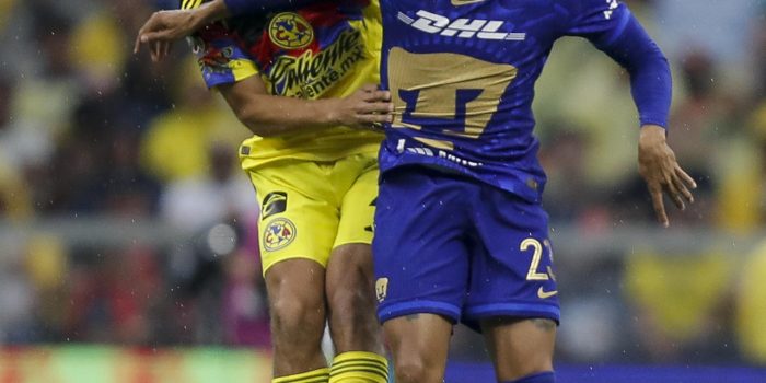 Sebastián Cáceres (i) de América disputa el balón con Olavio Vieira Dos Santos (d) de Pumas durante un partido por los cuartos de final del torneo Clausura 2026 de la Liga MX entre América y Pumas en el estadio Banorte, en Ciudad de México (México). EFE/ Isaac Esquivel