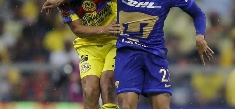 Sebastián Cáceres (i) de América disputa el balón con Olavio Vieira Dos Santos (d) de Pumas durante un partido por los cuartos de final del torneo Clausura 2026 de la Liga MX entre América y Pumas en el estadio Banorte, en Ciudad de México (México). EFE/ Isaac Esquivel