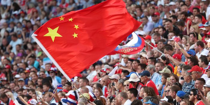 Fotografía de archivo del 17 de junio de 2018, en la que puede verse a un aficionado agitando una bandera de China, durante un partido. EFE/TATYANA ZENKOVICH *Sólo uso editorial*