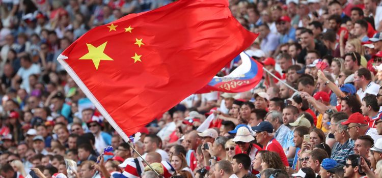 Fotografía de archivo del 17 de junio de 2018, en la que puede verse a un aficionado agitando una bandera de China, durante un partido. EFE/TATYANA ZENKOVICH *Sólo uso editorial*