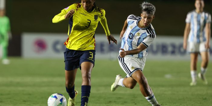 Kishi Núñez (d), de Argentina, disputa el balón con Maite Zambrano de Ecuador, en un partido del Sudamericano Femenino Sub-20 entre Argentina y Ecuador en el Centro de Alto Rendimiento de Fútbol Femenino, en Ypané (Paraguay). EFE/Juan Pablo Pino