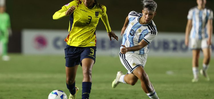 Kishi Núñez (d), de Argentina, disputa el balón con Maite Zambrano de Ecuador, en un partido del Sudamericano Femenino Sub-20 entre Argentina y Ecuador en el Centro de Alto Rendimiento de Fútbol Femenino, en Ypané (Paraguay). EFE/Juan Pablo Pino