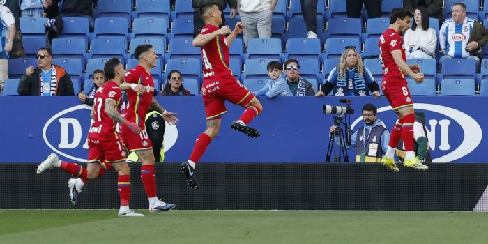 El centrocampista del Getafe Mauro Arambarri (d) celebra su gol contra el Espanyol durante el partido de la jornada 29 de LaLiga EA Sports entre el Espanyol y el Getafe, este sábado en el RCDE Stadium en Barcelona.-EFE/ Toni Albir