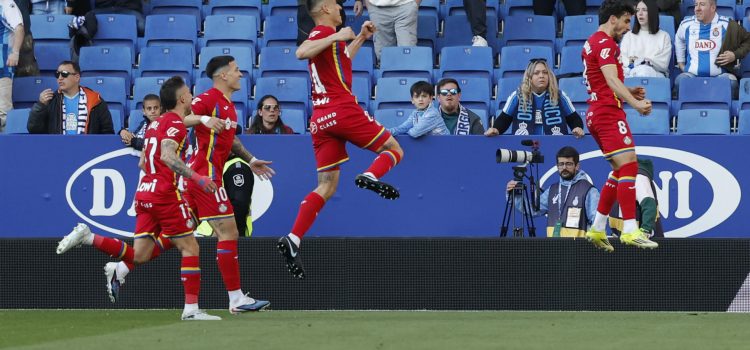 El centrocampista del Getafe Mauro Arambarri (d) celebra su gol contra el Espanyol durante el partido de la jornada 29 de LaLiga EA Sports entre el Espanyol y el Getafe, este sábado en el RCDE Stadium en Barcelona.-EFE/ Toni Albir