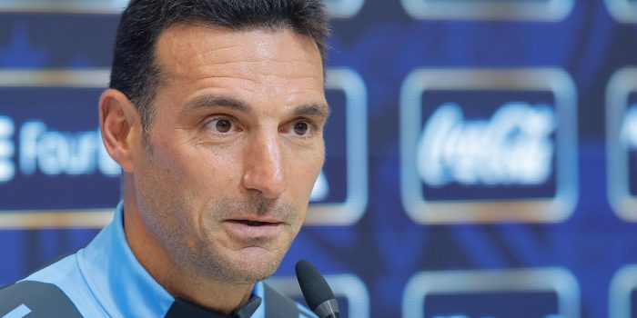 El entrenador de la selección argentina, Lionel Scaloni, habla durante una rueda de prensa. EFE/Juan Ignacio Roncoroni