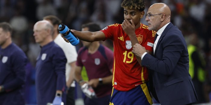 Foto de archivo del seleccionador español, Luis de la Fuente, junto a la Lamine Yamal, en la pasada Eurocopa de Alemania. EFE / J.J.Guillen
