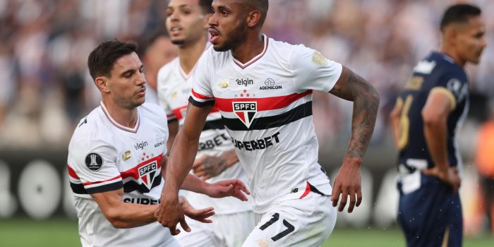 André Silva (c) de São Paulo celebra con sus compañeros tras anotar un gol durante un partido de la fase de grupos de la Copa Libertadores. EFE/ Paolo Aguilar