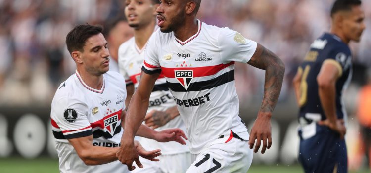 André Silva (c) de São Paulo celebra con sus compañeros tras anotar un gol durante un partido de la fase de grupos de la Copa Libertadores. EFE/ Paolo Aguilar