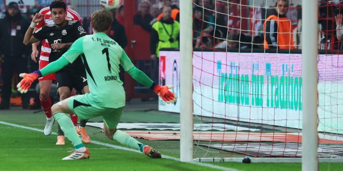 El delantero colombiano del Bayern Múnich Luis Díaz marca uno de los goles del año ante el meta Frederik Roennow, del Union Berlin (d). EFE/EPA/Filip Singer