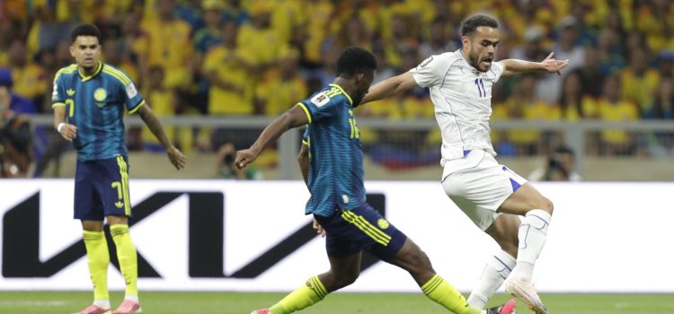 Oston Urunov (d) de Uzbekistán disputa un balón con Jefferson Lerma de Colombia este miércoles, en un partido del grupo K del Mundial de la FIFA 2026 entre Uzbekistán y Colombia, en el estadio Azteca en Ciudad de México (México). EFE/ Isaac Esquivel