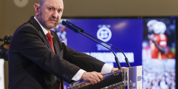 El presidente de la Real Federación Española de Fútbol, Rafael Louzán durante un desayuno informativo celebrado este jueves en Madrid. EFE/JJ Guillén