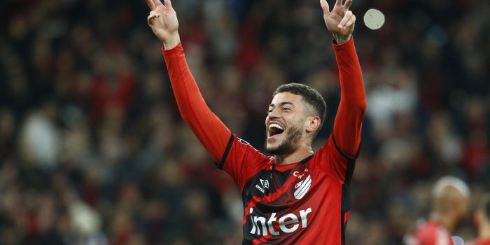Romulo de Paranaense celebra al final de un partido de las semifinales de la Copa Libertadores Athletico Paranaense y Palmeiras en el estadio Arena da Baixada en Curitiba (Brasil). Foto de archivo de: Hedeson Alves/EFE