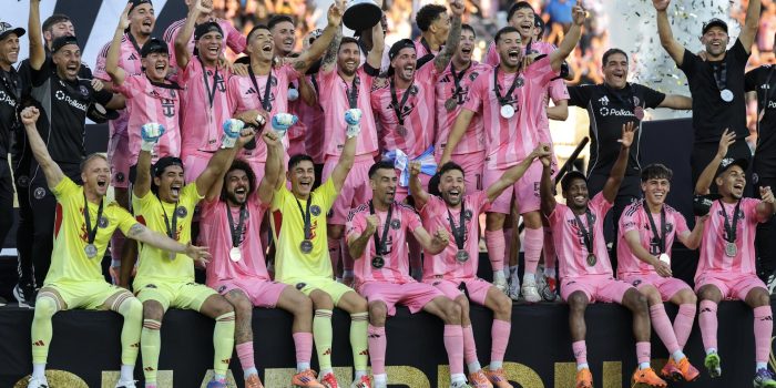 Lionel Messi y sus compañeros del Inter Miami celebran el título de la MLS después de ganar al Vancouver Whitecaps, en Fort Lauderdale, Florida. EFE/EPA/CRISTOBAL HERRERA-ULASHKEVICH