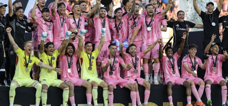 Lionel Messi y sus compañeros del Inter Miami celebran el título de la MLS después de ganar al Vancouver Whitecaps, en Fort Lauderdale, Florida. EFE/EPA/CRISTOBAL HERRERA-ULASHKEVICH
