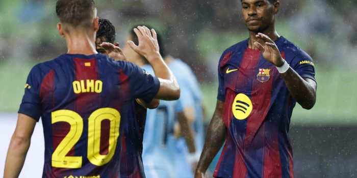 El jugador del Barcelona Marcus Rashford (d) celebra con su compañero Dani Olomo tras anotar un gol durante el partido amistoso que su equipo ha disputado frente al Daegu coreano, el tercer partido de la pretemporada del equipo azulgrana, este lunes en Seúl. EFE/ Jeon Heon-kyun
