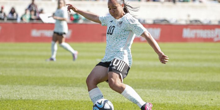 Charlyn Corral de México patea un balón durante un partido amistoso en el estadio SeatGeek de Bridgeview, Illinois (EE.UU.). Imagen de archivo. EFE/Kamil Krzaczynski
