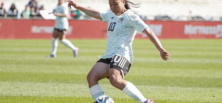 Charlyn Corral de México patea un balón durante un partido amistoso en el estadio SeatGeek de Bridgeview, Illinois (EE.UU.). Imagen de archivo. EFE/Kamil Krzaczynski