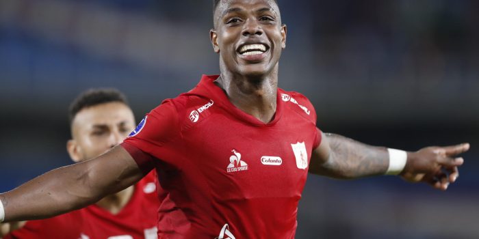Jean Pestaña marcó el gol para que el América de Cali igualara 1-1 con Racing en la Copa Sudamericana en el estadio Olímpico Pascual Guerrero. EFE/ Ernesto Guzman