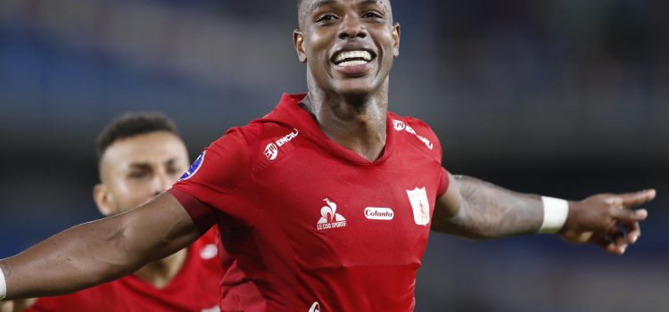 Jean Pestaña marcó el gol para que el América de Cali igualara 1-1 con Racing en la Copa Sudamericana en el estadio Olímpico Pascual Guerrero. EFE/ Ernesto Guzman