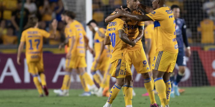 Los jugadores de Tigres celebran un gol ante Motagua de Honduras hoy, durante el partido de vuelta correspondiente a los cuartos de final de la liga de campeones de la CONCACAF, en el estadio Universitario de la ciudad de Monterrey (México). EFE/Miguel Sierra