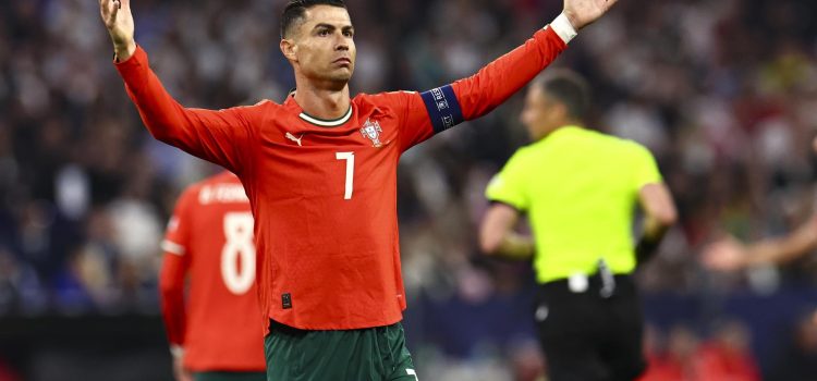 El jugador portugués Cristiano Ronaldo gesticula durante el partido de fútbol de semifinales de la Liga de Naciones de la UEFA entre Alemania y Portugal, en Múnich, Alemania. EFE/EPA/ANNA SZILAGYI