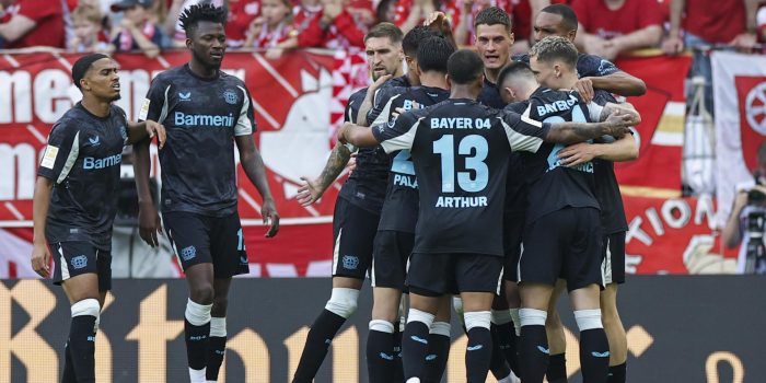 El delantero Patrik Schick es felicitado por sus compñsero tras marcar el empate durante el partido entre el el 1. FSV Mainz 05 - Bayer Leverkusen en Dortmund, Alemania. EFE/EPA/CHRISTOPHER NEUNDORF