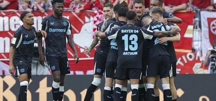 El delantero Patrik Schick es felicitado por sus compñsero tras marcar el empate durante el partido entre el el 1. FSV Mainz 05 - Bayer Leverkusen en Dortmund, Alemania. EFE/EPA/CHRISTOPHER NEUNDORF