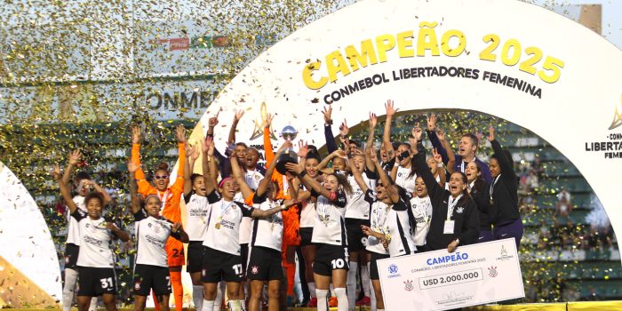 Jugadoras de Corinthians celebran este sábado la conquista de la sexta Copa Libertadores, la tercera consecutiva, al derrotar en la final al Deportivo Cali colombiano en el estadio argentino Florencio Sola en Banfield. EFE/ Juan Ignacio Roncoroni