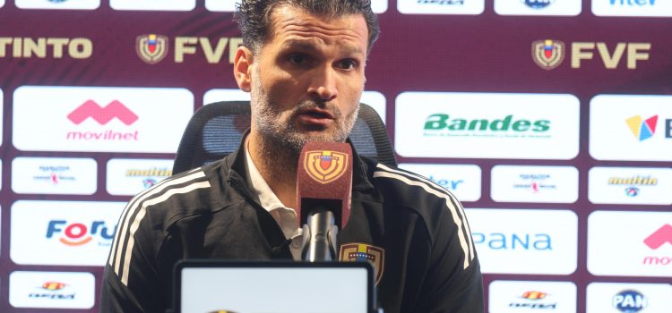 El seleccionador de Venezuela, Oswaldo Vizcarrondo, durante una rueda de prensa este martes, en Caracas. EFE/Miguel Gutiérrez