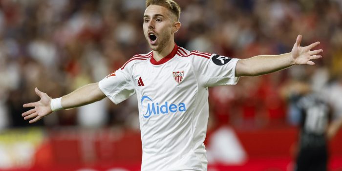 Peque celebra el 2-2. EFE/Julio Muñoz