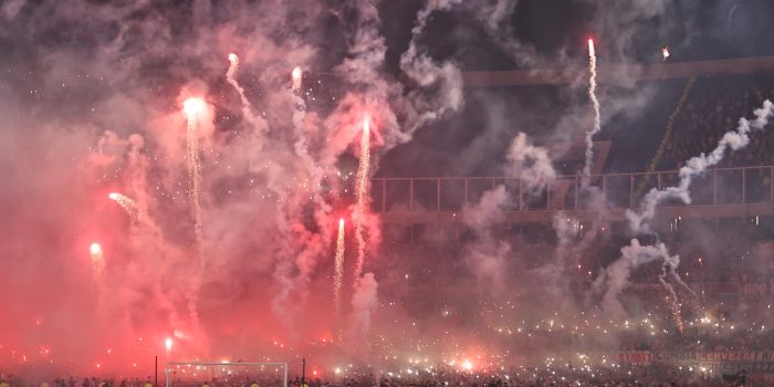 Fotografía de los fuegos artificiales en el estadio Monumental de Buenos Aires durante los actos protocolarios en la semifinal de la Copa Libertadores entre River Plate y Atlético Mineiro. EFE/ Juan Ignacio Roncoroni