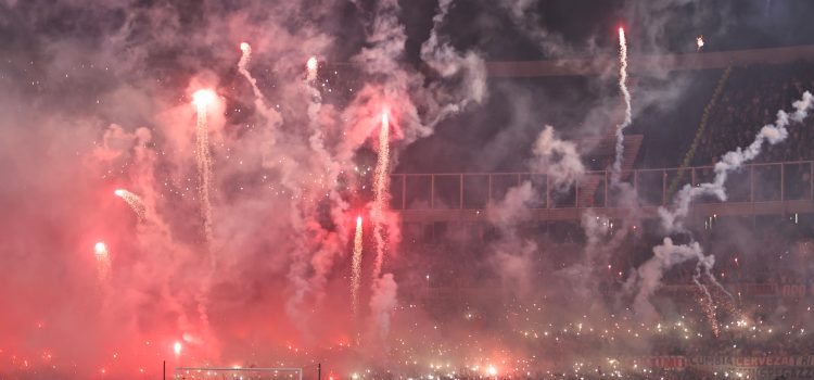 Fotografía de los fuegos artificiales en el estadio Monumental de Buenos Aires durante los actos protocolarios en la semifinal de la Copa Libertadores entre River Plate y Atlético Mineiro. EFE/ Juan Ignacio Roncoroni