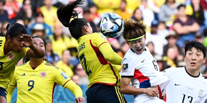 Seonjoo Lim (c-d) de Corea del Sur lucha por el balón con Manuela Vanegas (c-i) de Colombia durante el partido de la Copa Mundial Femenina de la FIFA entre Colombia y Corea del Sur. EFE/EPA/DAN HIMBRECHTS
