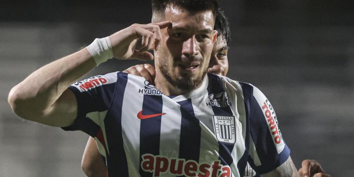 Alan Cantero, de Alianza Lima celebra un gol en un partido amistoso entre Independiente y Alianza Lima en el Estadio Estadio Alfredo Víctor Viera en Montevideo (Uruguay). EFE/Gastón Britos