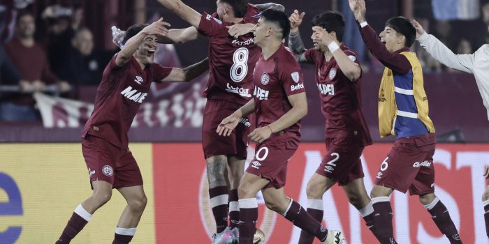 Jugadores de Lanús celebran el paso a la final de la Copa Sudamericana al vencer a la U de Chile en el estadio Ciudad de Lanús - Néstor Díaz Pérez. EFE/Juan Ignacio Roncoroni