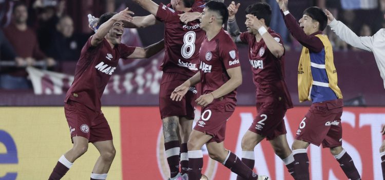 Jugadores de Lanús celebran el paso a la final de la Copa Sudamericana al vencer a la U de Chile en el estadio Ciudad de Lanús - Néstor Díaz Pérez. EFE/Juan Ignacio Roncoroni