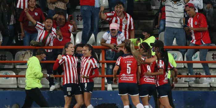 Jugadoras de Chivas Femenil festejan una anotación. Imagen de archivo. EFE/David Martínez Pelcastre