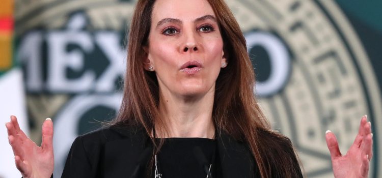La representante ante la FIFA, Gabriela Cuevas, habla durante una rueda de prensa este jueves en Palacio Nacional de la Ciudad de México (México). EFE/Mario Guzmán