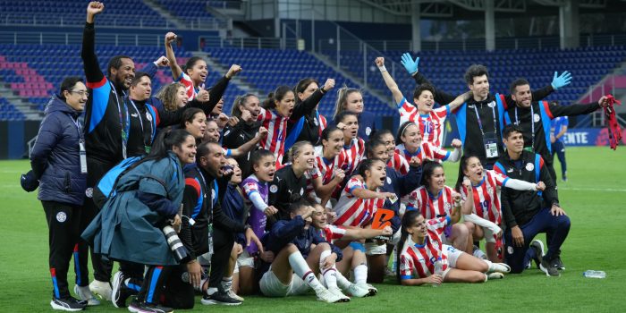 Las jugadoras de la selección de Paraguay celebra este lunes en Quito la clasificación a los Juegos Panamericanos de 2027 que acogerá Lima al derrotar por 0-1 a la de Chile en el estadio Banco Guayaquil. EFE/ Vicente Costales