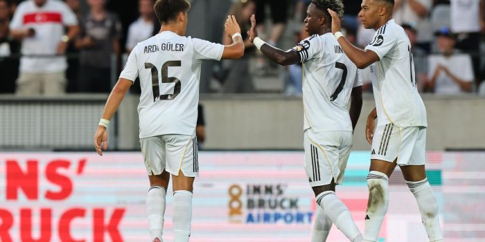 Kylian Mbappé, del Real Madrid (derecha), celebra con sus compañeros tras marcar el 0-3 durante un partido amistoso entre el WSG Tirol y el Real Madrid, en Innsbruck, Austria, el 12 de agosto de 2025. (Fútbol, Amistoso)EFE/EPA/ANNA SZILAGYI