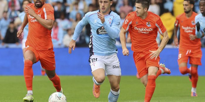 El jugador del Celta de Vigo Pablo Duran, pugna por un balón con el jugador del Real Sociedad Herrera este domingo, durante el partido de la jornada 9 de LaLiga EA Sports que Celta de Vigo y Real Sociedad disputaron en el estadio de Balaidos de Vigo (Pontevedra). EFE / Salvador Sas