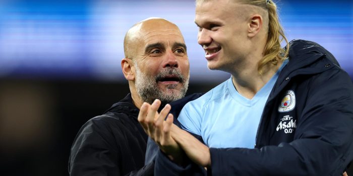 El entrenador del Manchester City Pep Guardiola y el goleador Erling Haaland en Manchester, Reino Unido. EFE/EPA/ADAM VAUGHAN