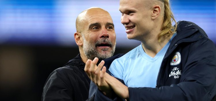 El entrenador del Manchester City Pep Guardiola y el goleador Erling Haaland en Manchester, Reino Unido. EFE/EPA/ADAM VAUGHAN