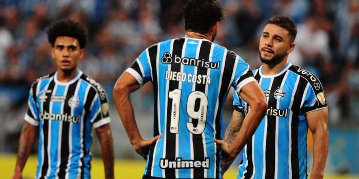 Fotografía de archivo del pasado 9 de abril en la que algunos jugadores de Gremio se lamentan en un partido de la fase de grupos de la Copa Libertadores ante Huachipato en Porto Alegre (Brasil). EFE/ Ricardo Rímoli