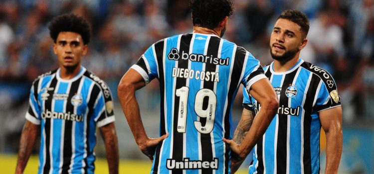 Fotografía de archivo del pasado 9 de abril en la que algunos jugadores de Gremio se lamentan en un partido de la fase de grupos de la Copa Libertadores ante Huachipato en Porto Alegre (Brasil). EFE/ Ricardo Rímoli